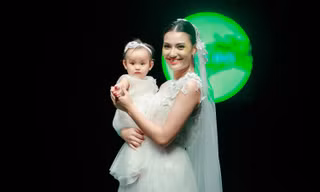 Mẹ con Hồng Quế làm vedette đêm mở màn Tuần lễ thời trang VN 2018