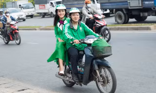 Á hậu Hoàng Oanh mặc áo dài, đi xe ôm tới dự sự kiện