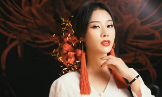 Tạo hình của Hoa Trần trong MV 'Bỉ ngạn đỏ'.