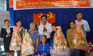 Mang quà tết đến Hòn Đá Bạc