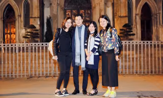 Quang Dũng bị fan phát hiện khi lang thang dạo phố đêm Hà Nội