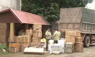 Kiểm tra lô hàng trên 20 tấn không có giấy tờ hợp lệ. Ảnh: Nguyễn Thái.