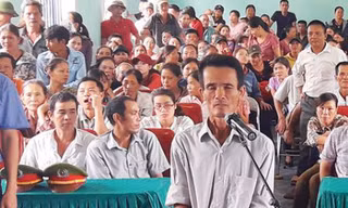 Bị cáo Dinh trước vành móng ngựa.