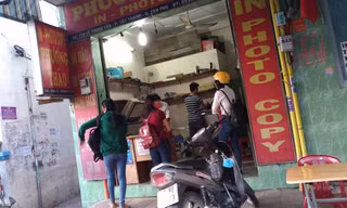 Không khó để mua sách hay giáo trình photo ở các điểm photo copy gần các trường đại học.