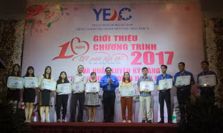 Tặng kỷ niệm chương cám ơn đối với những cá nhân, tổ chức đóng góp tích cực cho chương trình trong chặng đường đã qua.