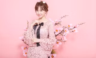 Hari Won trẻ trung quên tuổi với áo dài ren