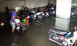 Nước nhấn chìm cả trăm xe máy, ô tô trong chung cư
