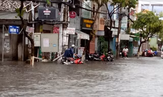 Đường phố Cần Thơ thành 'sông' sau cơn mưa trút nước