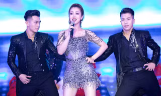 Jennifer Phạm mặc gợi cảm, khoe giọng và nhảy 'sung' trên sân khấu