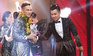 MC Nguyên Khang và tân quán quân The Voice Ali Hoàng Dương.