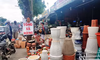 Ki-ốt quanh sân bay Tân Sơn Nhất hối hả xả hàng, trả mặt bằng