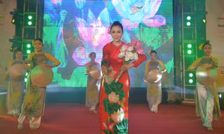 Nghệ sĩ múa Linh Nga với những điệu múa dân tộc trên nền ca khúc 'Giấc mơ trưa'.
