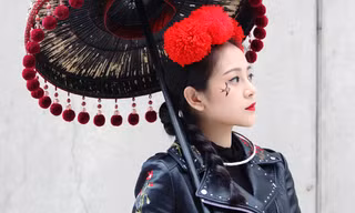 Tam Triều Dâng mặc váy dân tộc Dao ở Seoul Fashion Week