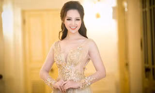 Á hậu Thuỵ Vân mặc váy dạ hội làm MC đêm nhạc Phú Quang