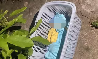 Bé trai sơ sinh bị bỏ rơi trong giỏ nhựa cùng tâm thư