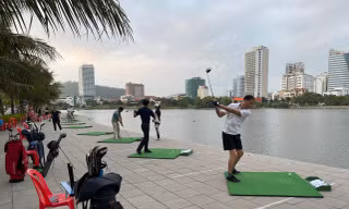 Biến vỉa hè, hồ điều hòa thành sân tập golf trái phép