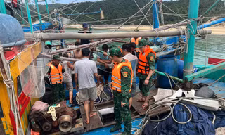 Cứu 4 người trên tàu đâm phải đá ngầm ở vùng biển Cô Tô