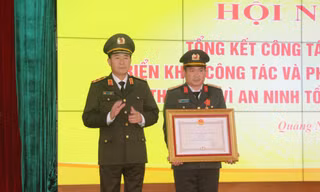 Đại tá Đinh Văn Nơi nhận Huân chương Chiến công hạng Nhì