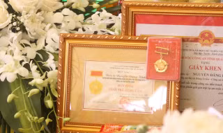 Trung ương Đoàn truy tặng Huy hiệu Tuổi trẻ dũng cảm cho Liệt sĩ Thiếu tá Nguyễn Đăng Khải 