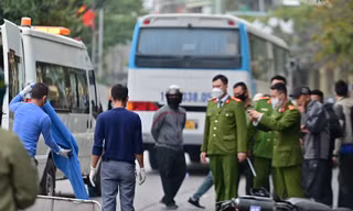 Xe chở công nhân va chạm xe máy, bé gái 8 tuổi ở Cẩm Phả tử vong