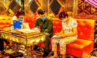 Tước giấy phép quán karaoke liên tục mở cửa trong mùa dịch