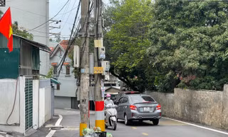 Dân khổ sở vì hàng cột điện án ngữ giữa đường