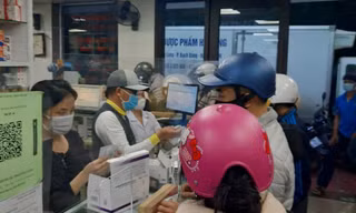 'Toát mồ hôi' xếp hàng mua kit test nhanh COVID-19 cho con