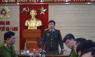 Thiếu tướng Đinh Văn Nơi thưởng nóng Công an TP Hạ Long
