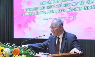 Giáo sư Hoàng Chí Bảo trò chuyện cùng tuổi trẻ Quảng Ninh