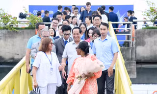 Đoàn đại biểu Nghị sĩ trẻ toàn cầu ấn tượng với vẻ đẹp của vịnh Hạ Long