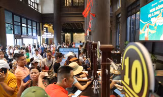 Biển người mua vé thăm vịnh, cảng tàu khách Hạ Long chật cứng