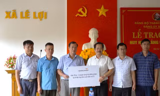 Công ty CP Đầu tư Văn Phú – Invest hỗ trợ xã Lê Lợi sau bão YAGI