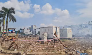 Thu dọn bãi rác 'khủng’ giữa trung tâm Hạ Long sau phản ánh của Tiền Phong