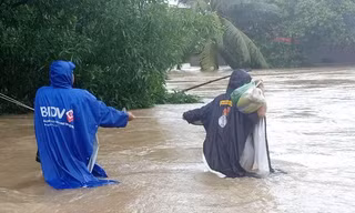 Phú Quốc lũ dâng cao ngang đầu người, huy động 1.000 quân cứu dân