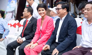Không váy áo lộng lẫy, H'Hen Niê vẫn 'gây bão' ở Lễ hội cà phê 2019