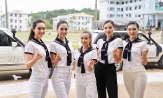 Bức ảnh Hoàng Thuỳ Linh đứng bên dàn Hoa hậu.
