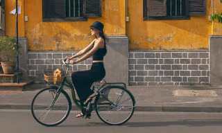 Hoa hậu Tiểu Vy ăn chè đậu đỏ, đạp xe khắp Hội An tìm người yêu ngày thất tịch