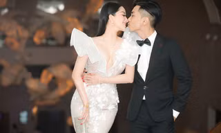 Vợ chồng Khánh Thi hôn nhau tình tứ ở đám cưới con gái đại gia Minh Nhựa 
