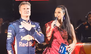Phương Mai lộng lẫy khoe sắc bên tay đua F1 huyền thoại David Coulthard