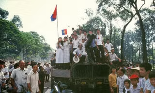 Người dân xuống đường hòa chung không khí hân hoan, vui tươi ngày đất nước thống nhất. Ảnh: Jean-Claude LABBE/Gamma-Rapho via Getty Images.