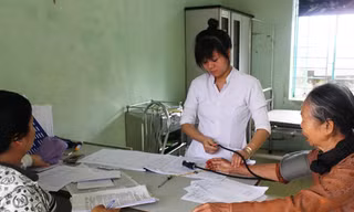 Hầu hết các tuyến phường, xã trên địa bàn Đà Nẵng trong cảnh “trắng” bác sĩ. Điều dưỡng làm công tác khám bệnh ban đầu (ảnh chụp tại trạm y tế xã Hòa Khương, Hoàng Vang). Ảnh: Nguyễn Huy