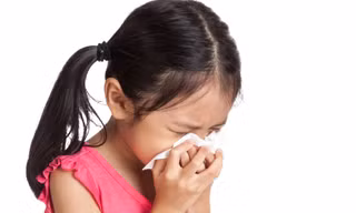 Cha mẹ cần làm gì khi trẻ bị ho kéo dài? 