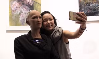 Người máy Sophia chụp ảnh selfie cùng khán giả. 