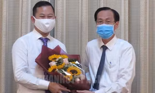 Ông Trần Phú Lữ (trái) nhận quyết định điều động từ Phó Chủ tịch UBND TPHCM Lê Thanh Liêm. Ảnh: Thành ủy TPHCM