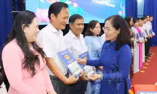 Chủ tịch HĐND TPHCM Nguyễn Thị Lệ trao Nghị quyết của HĐND TPHCM về việc đặt tên đường theo tên các Bà mẹ Việt Nam anh hùng. Ảnh: Thành ủy TPHCM