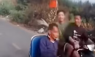 CLIP: Người đàn ông ngồi xe lăn bị đánh vào đầu