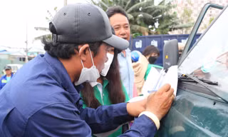 TPHCM dán tem nhận diện xe thu gom rác, ngăn tình trạng 'đổ chui'