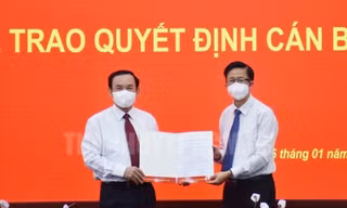 Ông Phạm Đức Hải (phải) nhận quyết định bổ nhiệm từ Bí thư Thành uỷ Nguyễn Văn Nên. Ảnh: Thành uỷ TPHCM
