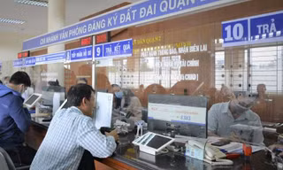 Người dân TPHCM sắp hết cảnh vã mồ hôi xếp hàng chờ giải quyết thủ tục hộ tịch