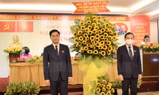 Ông Trần Quang Lâm (trái) tái đắc cử Bí thư Đảng ủy Sở GTVT TPHCM nhiệm kỳ 2020 - 2025. Ảnh: Thành ủy TPHCM